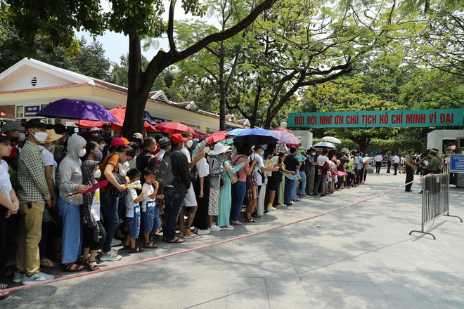 Người d&acirc;n xếp h&agrave;ng d&agrave;i v&agrave;o Lăng viếng B&aacute;c trong ng&agrave;y Tết Độc lập - Ảnh 2.