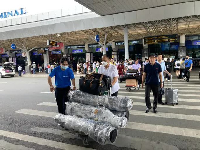 Bất ngờ với lượng hành khách ở sân bay Tân Sơn Nhất - Ảnh 1.