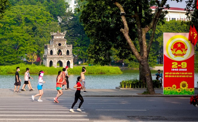 Hà Nội: Công viên Thủ Lệ đông nghịt ngày 2/9, người lớn trẻ nhỏ chen nhau đội nắng tham quan - Ảnh 1.
