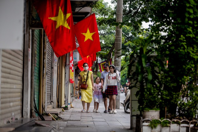 Hà Nội: Công viên Thủ Lệ đông nghịt ngày 2/9, người lớn trẻ nhỏ chen nhau đội nắng tham quan - Ảnh 2.