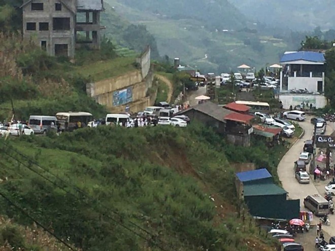 L&agrave;o Cai: Vạn người đổ dồn về Sa Pa, du kh&aacute;ch than khổ - Ảnh 1.