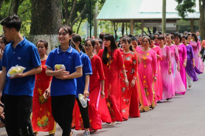 Người d&acirc;n xếp h&agrave;ng d&agrave;i v&agrave;o Lăng viếng B&aacute;c trong ng&agrave;y Tết Độc lập - Ảnh 11.