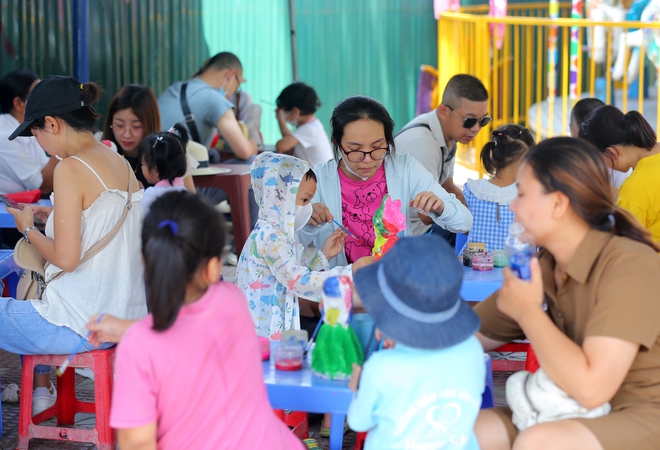 Hà Nội: Công viên Thủ Lệ đông nghịt ngày 2/9, người lớn trẻ nhỏ chen nhau đội nắng tham quan - Ảnh 13.