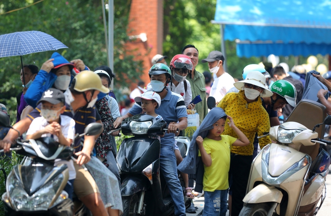 Hà Nội: Công viên Thủ Lệ đông nghịt ngày 2/9, người lớn trẻ nhỏ chen nhau đội nắng tham quan - Ảnh 17.