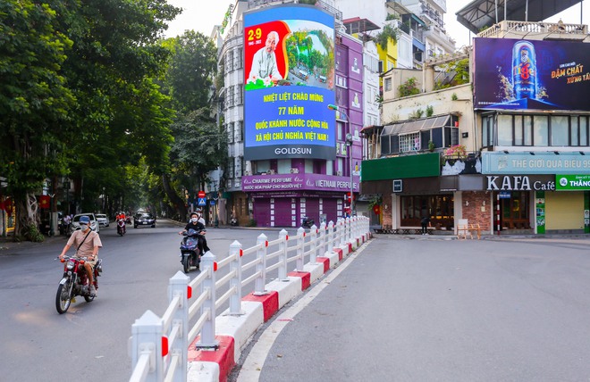 Hà Nội: Công viên Thủ Lệ đông nghịt ngày 2/9, người lớn trẻ nhỏ chen nhau đội nắng tham quan - Ảnh 3.