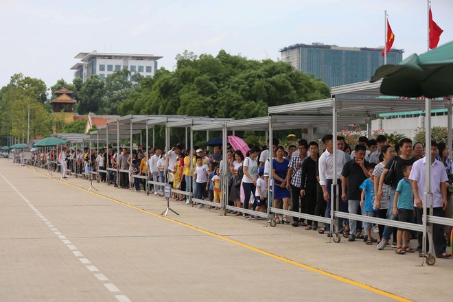 Người d&acirc;n xếp h&agrave;ng d&agrave;i v&agrave;o Lăng viếng B&aacute;c trong ng&agrave;y Tết Độc lập - Ảnh 4.