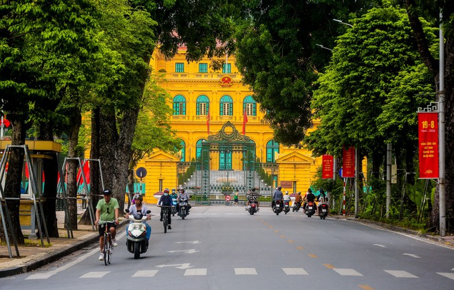 Hà Nội: Công viên Thủ Lệ đông nghịt ngày 2/9, người lớn trẻ nhỏ chen nhau đội nắng tham quan - Ảnh 4.