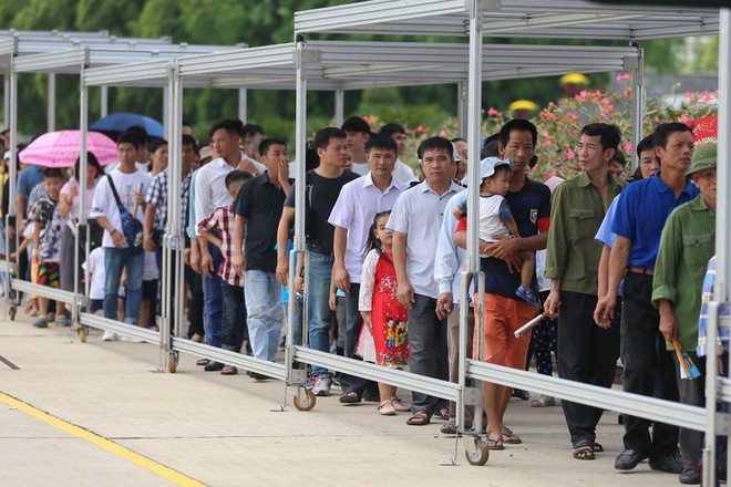 Người d&acirc;n xếp h&agrave;ng d&agrave;i v&agrave;o Lăng viếng B&aacute;c trong ng&agrave;y Tết Độc lập - Ảnh 5.