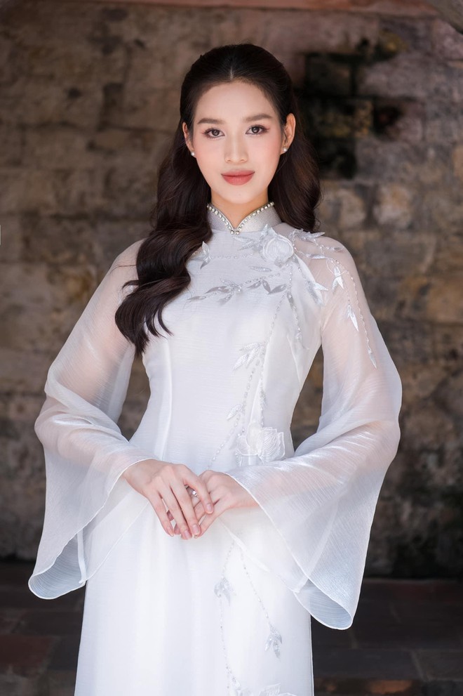 Hoa hậu Đỗ Thị H&agrave; đẹp thuần khiết với &aacute;o d&agrave;i trắng - Ảnh 9.