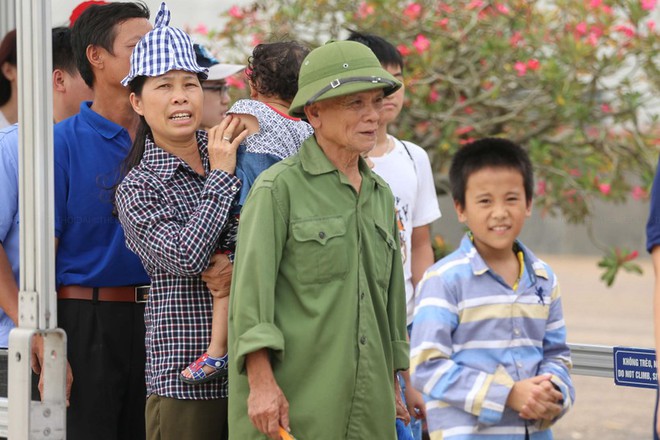 Người d&acirc;n xếp h&agrave;ng d&agrave;i v&agrave;o Lăng viếng B&aacute;c trong ng&agrave;y Tết Độc lập - Ảnh 6.