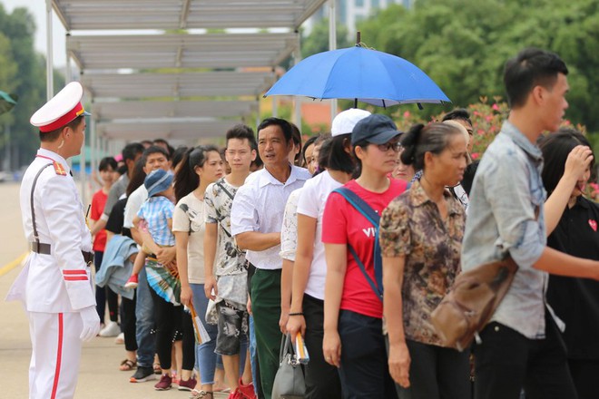 Người d&acirc;n xếp h&agrave;ng d&agrave;i v&agrave;o Lăng viếng B&aacute;c trong ng&agrave;y Tết Độc lập - Ảnh 7.