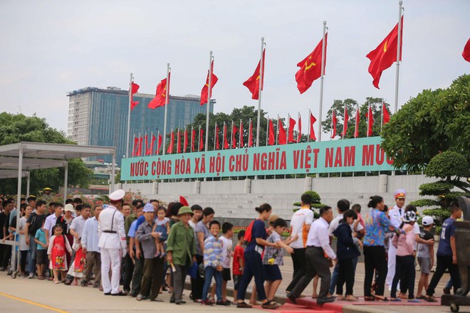 Người d&acirc;n xếp h&agrave;ng d&agrave;i v&agrave;o Lăng viếng B&aacute;c trong ng&agrave;y Tết Độc lập - Ảnh 8.