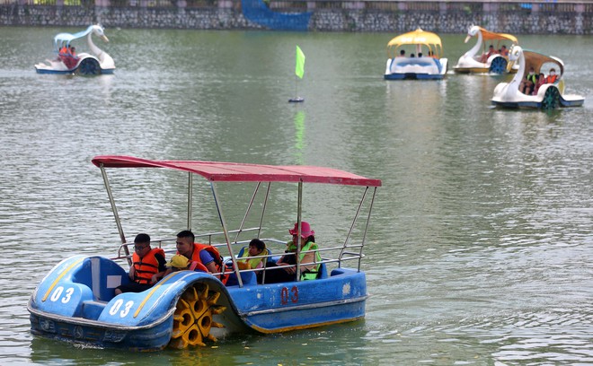 Hà Nội: Công viên Thủ Lệ đông nghịt ngày 2/9, người lớn trẻ nhỏ chen nhau đội nắng tham quan - Ảnh 11.