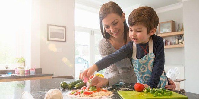 Nhiều lợi ích không ngờ khi dạy con nấu ăn từ nhỏ - Ảnh 1.