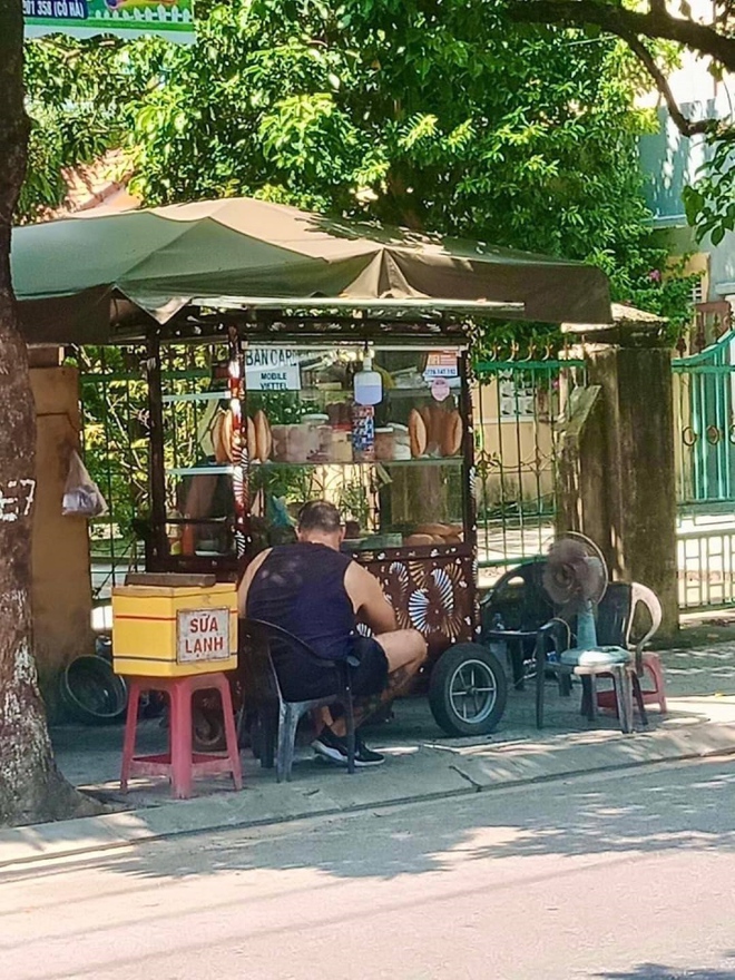 Anh Tây được tắm trong bánh mì khi để lại quà lưu niệm đáng yêu cho chủ quán - Ảnh 1.