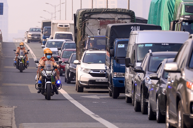 Ảnh: CSGT dùng xe đặc chủng cùng thiết bị ghi hình tuần tra đường vành đai 3 trên cao, xử lý xe chiếm làn khẩn cấp - Ảnh 1.