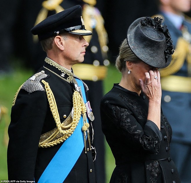 Chùm ảnh: Khoảnh khắc xúc động của Hoàng gia Anh khi tiễn đưa Nữ hoàng Elizabeth II - Ảnh 6.