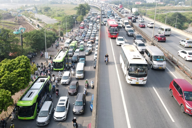 Ảnh: CSGT dùng xe đặc chủng cùng thiết bị ghi hình tuần tra đường vành đai 3 trên cao, xử lý xe chiếm làn khẩn cấp - Ảnh 3.