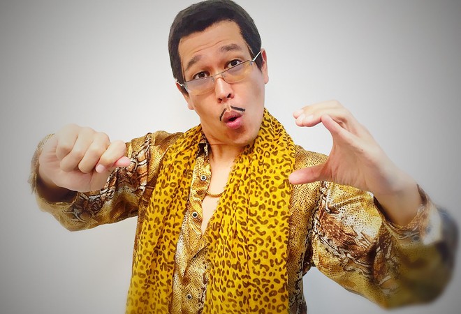 Sau 6 năm làm mưa làm gió với hit Pen Pineapple Apple Pen, nghệ sĩ hài người Nhật bây giờ ra sao? - Ảnh 1.