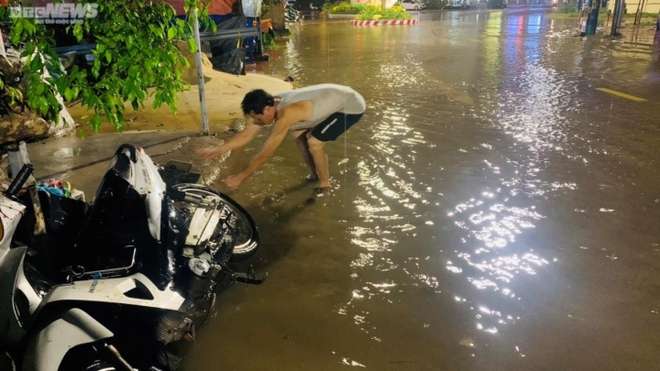 Quy Nhơn: Mưa lớn, người dân lội bì bõm giữa biển nước - Ảnh 7.