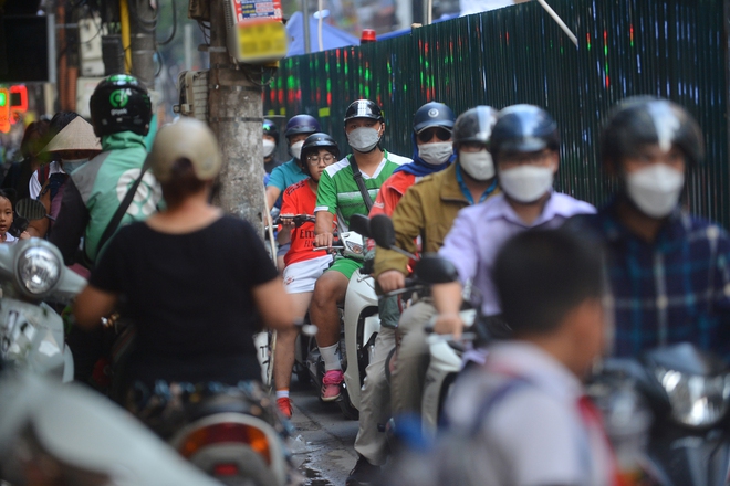 Ảnh, clip: Công trình xây dựng giữa phố Hà Nội khiến người dân chật vật di chuyển - Ảnh 5.