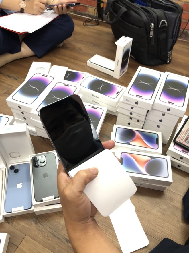 TP.HCM: Phát hiện vali chứa hàng chục iPhone 14 nghi nhập lậu - Ảnh 3.