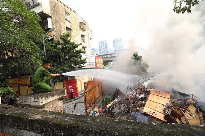 Hà Nội: Dập tắt đám cháy tại phố Khuất Duy Tiến - Ảnh 4.
