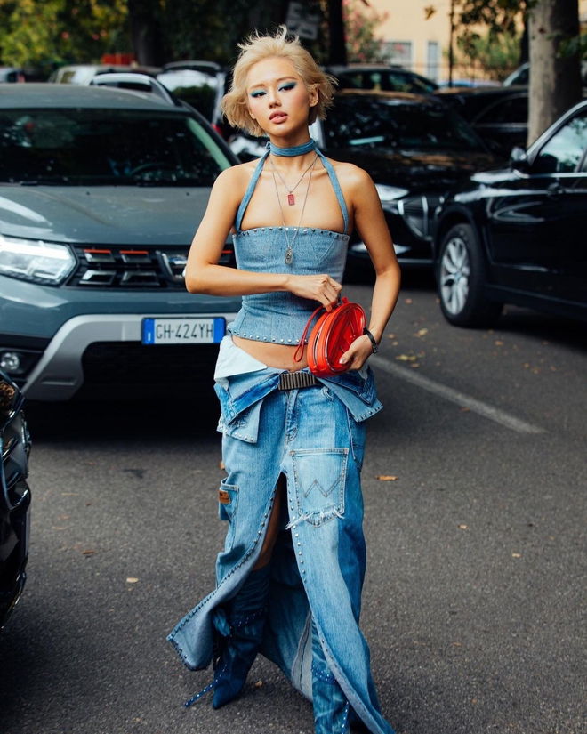 Cô Em Trendy Khánh Linh mặc đồ tái chế tại Tuần lễ Thời trang Quốc tế Milan - Ảnh 1.