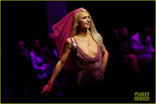 Kiều nữ Paris Hilton trở lại sàn diễn sau khi kết hôn - Ảnh 6.