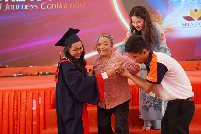 Xúc động hình ảnh bà nội 83 tuổi vượt gần 2.000km dự lễ tốt nghiệp của cháu gái - Ảnh 1.