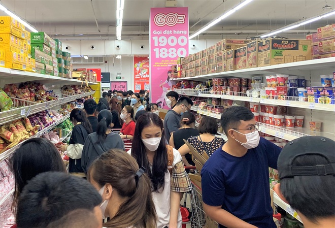 Ảnh, clip: Người dân Đà Nẵng đổ xô đến siêu thị, chợ mua đồ trước bão - Ảnh 5.