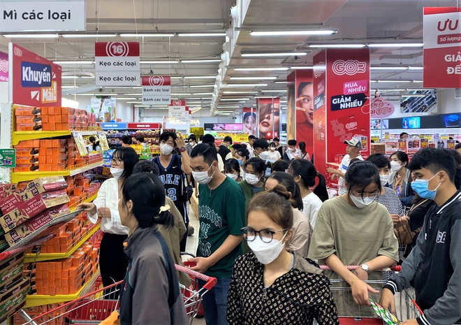 Ảnh, clip: Người dân Đà Nẵng đổ xô đến siêu thị, chợ mua đồ trước bão - Ảnh 4.