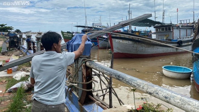 Phú Yên ban hành lệnh cấm biển, ngư dân nuôi tôm hùm khẩn trương chạy bão - Ảnh 1.