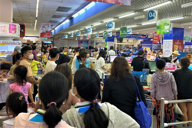 Ảnh, clip: Người dân Đà Nẵng đổ xô đến siêu thị, chợ mua đồ trước bão - Ảnh 21.