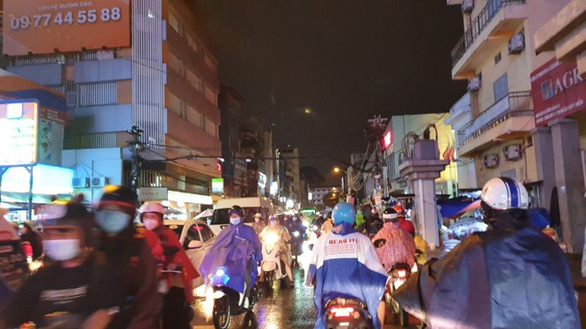 Trung tâm TP.HCM kẹt xe nghiêm trọng sau cơn mưa chiều - Ảnh 2.