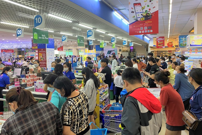 Ảnh, clip: Người dân Đà Nẵng đổ xô đến siêu thị, chợ mua đồ trước bão - Ảnh 20.