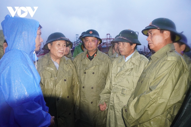 Người d&acirc;n miền Trung sẵn s&agrave;ng t&acirc;m thế khi b&atilde;o số 4 đổ bộ - Ảnh 63.