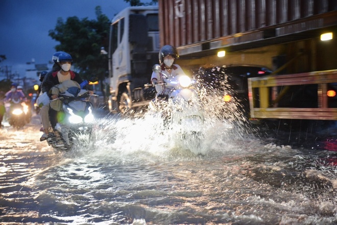 TP Hồ Chí Minh: Mưa lớn kết hợp triều cường dâng cao làm nhiều tuyến đường ngập nặng - Ảnh 7.