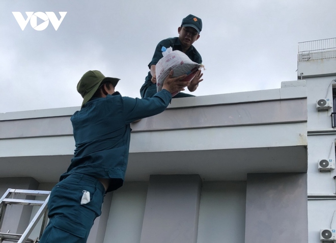 Người d&acirc;n miền Trung sẵn s&agrave;ng t&acirc;m thế khi b&atilde;o số 4 đổ bộ - Ảnh 111.