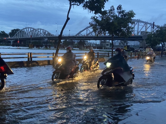 TP Hồ Chí Minh: Mưa lớn kết hợp triều cường dâng cao làm nhiều tuyến đường ngập nặng - Ảnh 6.