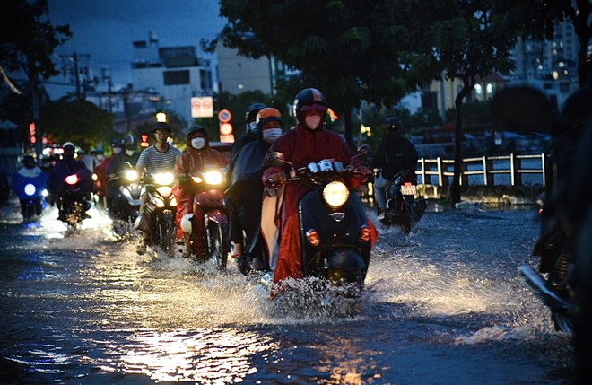 TP Hồ Chí Minh: Mưa lớn kết hợp triều cường dâng cao làm nhiều tuyến đường ngập nặng - Ảnh 5.