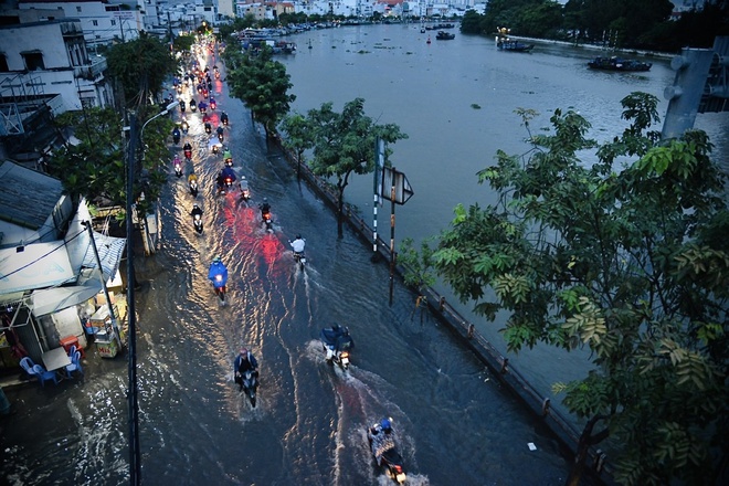 TP Hồ Chí Minh: Mưa lớn kết hợp triều cường dâng cao làm nhiều tuyến đường ngập nặng - Ảnh 2.