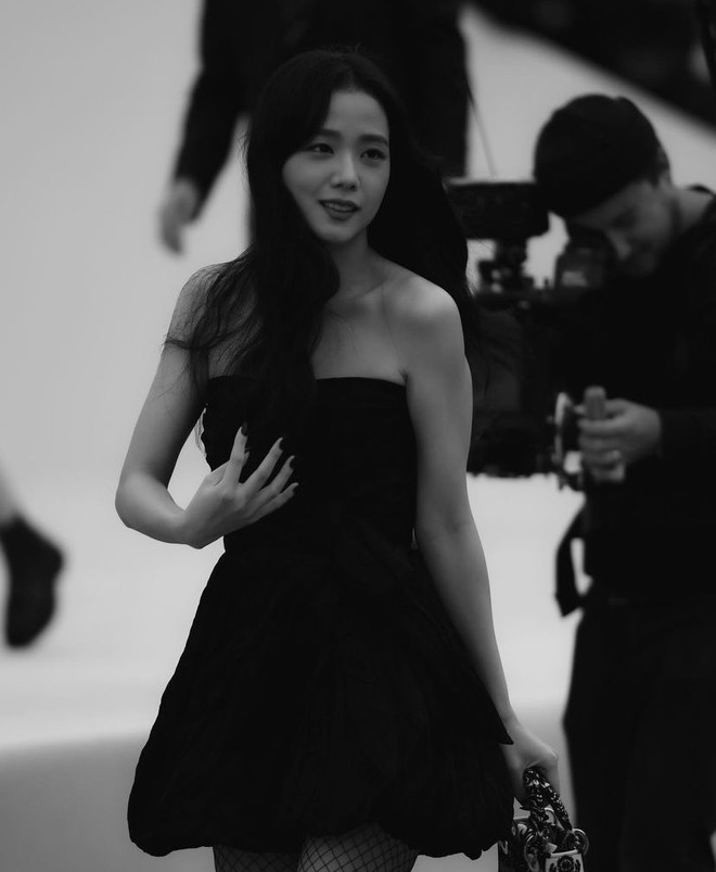 Jisoo - Rosé tại Paris Fashion Week: Cùng diện đồ đen nhưng hiệu ứng mang lại ra sao? - Ảnh 3.