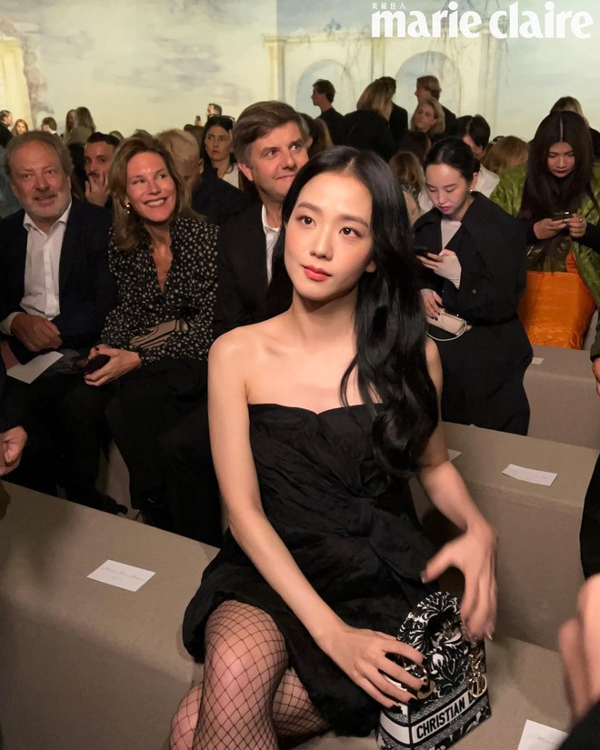 Jisoo - Rosé tại Paris Fashion Week: Cùng diện đồ đen nhưng hiệu ứng mang lại ra sao? - Ảnh 4.