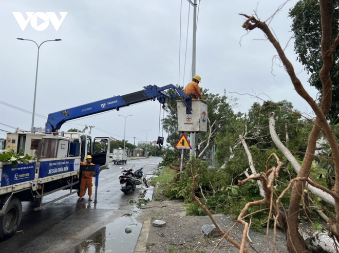 Chặt cây ngã đổ, kê dọn các khu vực có tôn rơi, dọn dẹp đường sá sau bão số 4 - Ảnh 28.