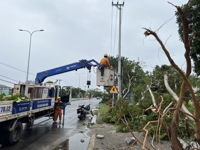 Bão số 4 gây nhiều sự cố đường dây 500 kV, 220 kV, ảnh hưởng cung cấp điện tại nhiều tỉnh, thành - Ảnh 1.