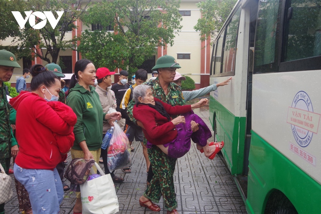 Chặt cây ngã đổ, kê dọn các khu vực có tôn rơi, dọn dẹp đường sá sau bão số 4 - Ảnh 16.