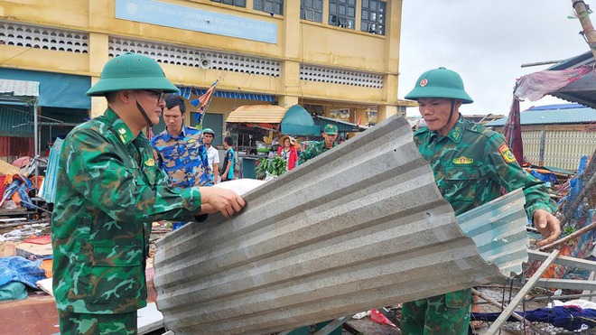 57 người bị thương và hàng ngàn ngôi nhà bị sập, hư hỏng do bão số 4 - Ảnh 1.