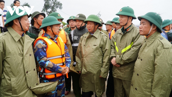 Chặt cây ngã đổ, kê dọn các khu vực có tôn rơi, dọn dẹp đường sá sau bão số 4 - Ảnh 54.