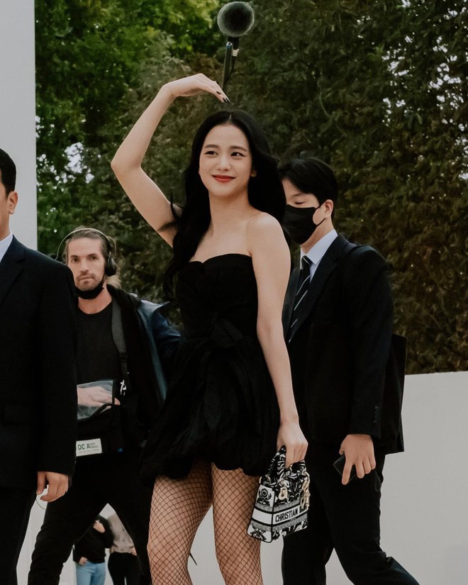 Jisoo - Rosé tại Paris Fashion Week: Cùng diện đồ đen nhưng hiệu ứng mang lại ra sao? - Ảnh 2.